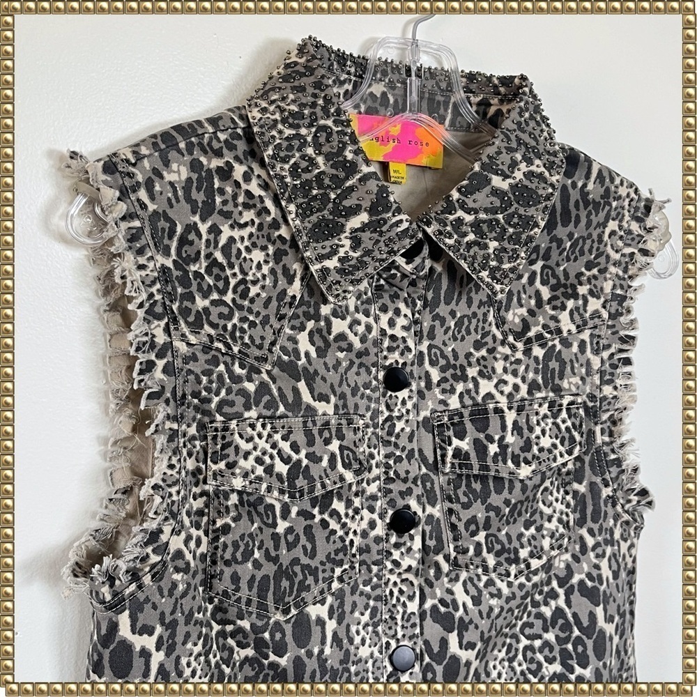 english rose Sleeveless Leopard Print Studded Collar Top in Gray and Black